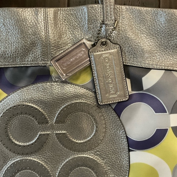 COACH JULIA OP ART SIGNATURE SHOULDER TOTE SILVER ACCENT 14970 - Picture 5 of 9